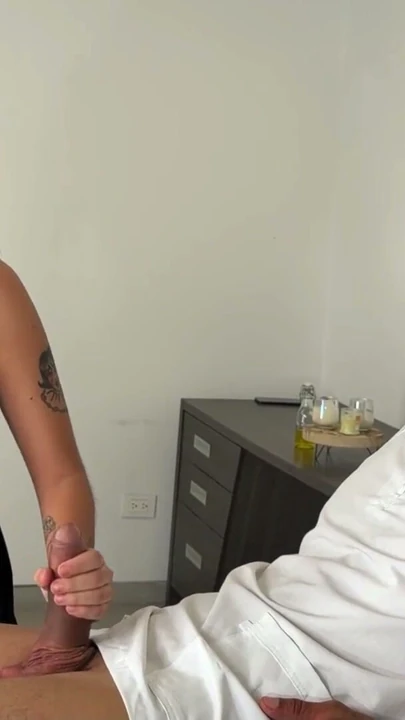 THE CLIENT COMES TO RELAX AT THE SPA. BECAUSE I AM A NOVICE SHE TEACHES ME BY MASSAGING MY HUGE COCK AND MILKING ALL… | Clip 1