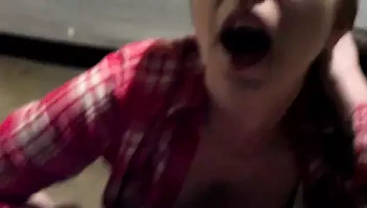 karısı darbeler ve yalıyor onu göğüsleri