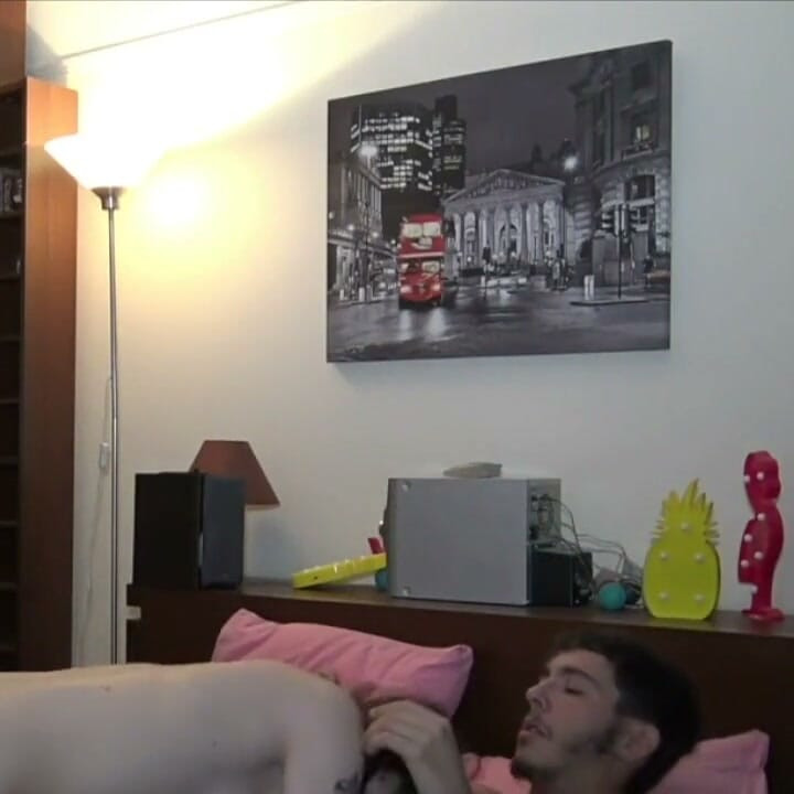 Genç trans, heteroseksüel ve eşcinsel bir adam tarafından sevişiyor