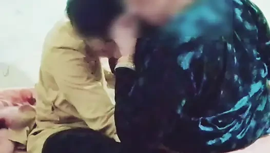 Pamela Flores - doggystyle grandi tette oscillano (scena di sesso)