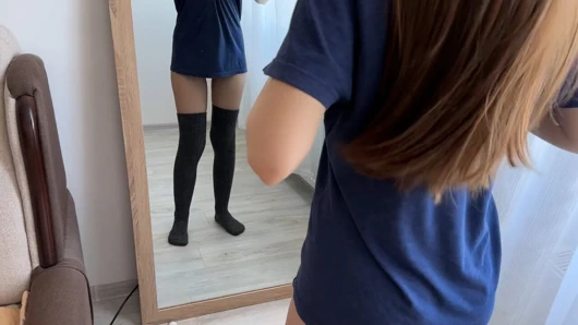 Bakış açısı yüksek çoraplı üvey kız kardeş domaltılarak sikiliyor ve misyoner pozisyonunda. Aynada seks ve boşalma