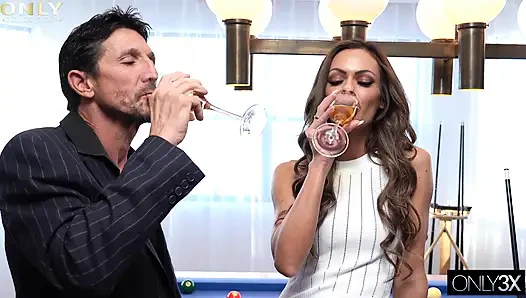 Aila Donovan sözleşmeyi imzalamak yerine kelimenin tam anlamıyla altını kazıyor Premium Edit Only Gold Digger