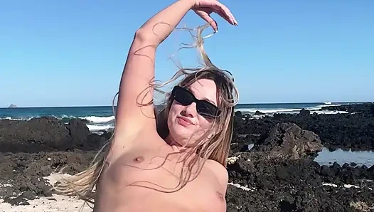 Külotsuz kız amını ve göğüslerini teşhir ediyor derleme