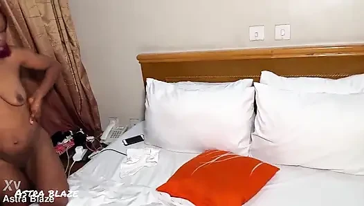 Sert minyon ateş büyük yarağı yalıyor ve yüksek sesle inliyor