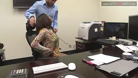 Sert ve derin bir sikişmeyi seviyor - daha fazla porno için takip et ve beğen