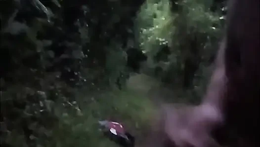 Ayak yolu boyunca soyun ve boşalıyor
