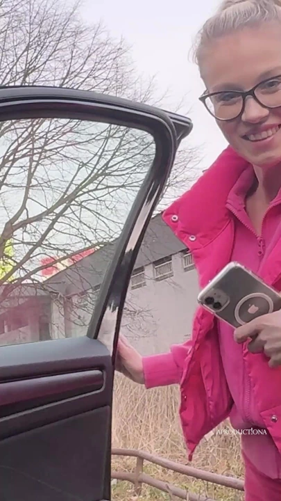 Nela Decker arabamda fışkırtıyor