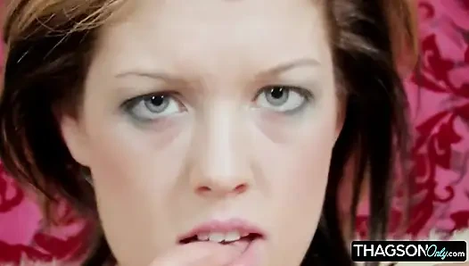 Sarışın orta yaşlı seksi kadın orgazmı sarsmak için mavi dildoyla mastürbasyon yapıyor