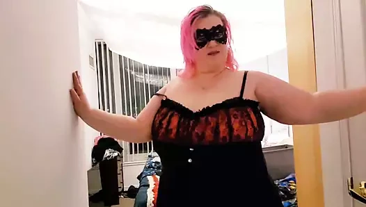 Baba için güzel iç çamaşırlı büyük memeli bebek