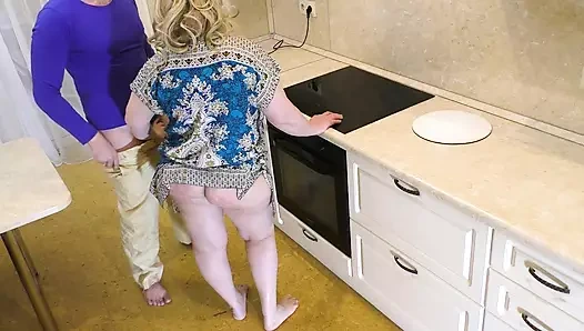 Olgun orta yaşlı seksi kadının götü eline iyi uzanıyor ve penisinin üstüne seriliyor