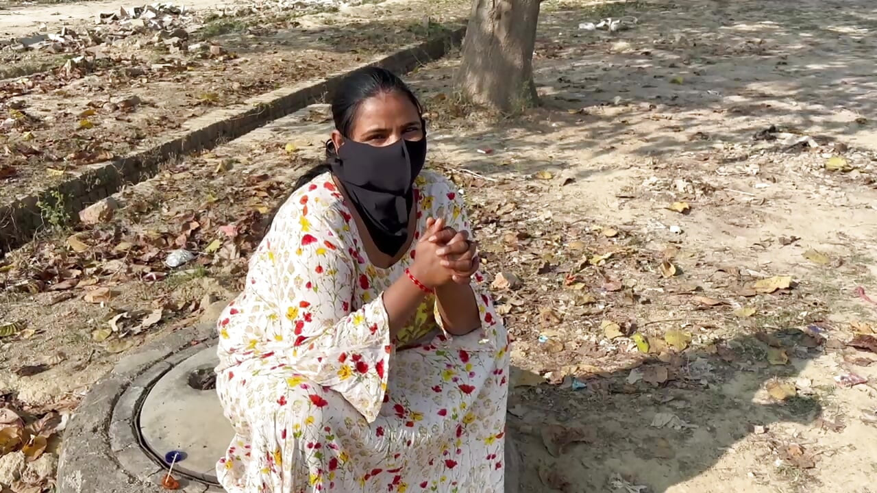 Ek admine ek garib ladki ko choda uska faida uthaya