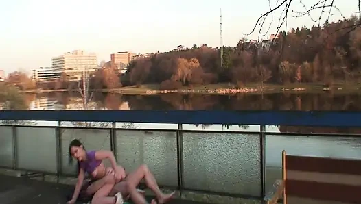 Ateşli esmer açık havada yaşlı adam tarafından yalanıyor ve parmaklanıyor