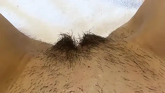 Çok kıllı amcığımı tıraş ediyorum yakın çekim. Tıraşlı amcık ve küçük göğüsler