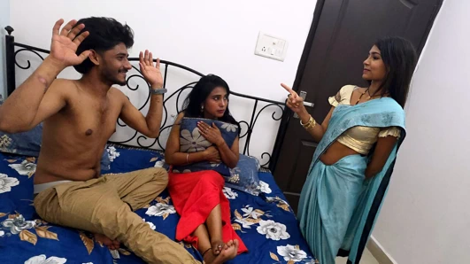 Asyalı Hintli desi koca aldatıyor ve karısı tarafından sikişiyor
