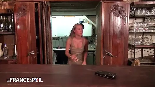Seksi sarışın tamirci adama amcıkla para ödüyor