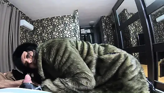 Kürk mantolu orta yaşlı seksi kadın sakso pahalı kürklerimin her yerine boşalıyor