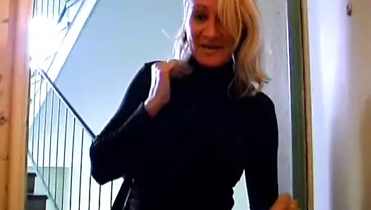 Almanya'dan tombul bir bayan harika göğüslerine boşalmayı seviyor