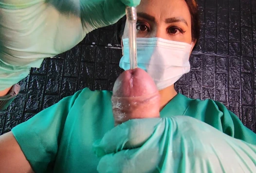 Lateks eldivenli sadist hemşire tarafından kenar ve sondaj (dominafire)