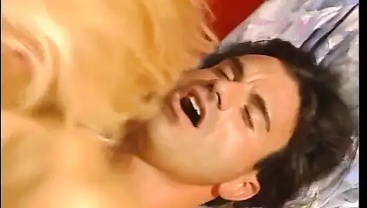 Sarışın azgın sürtük erkek arkadaşı sikilmeden önce ıslak amını yalarken tatmin oluyor