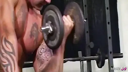 Asyalı genç kız spor salonunda üçlü grup seks yapıyor ve sansürsüz kıllı amından sikiliyor