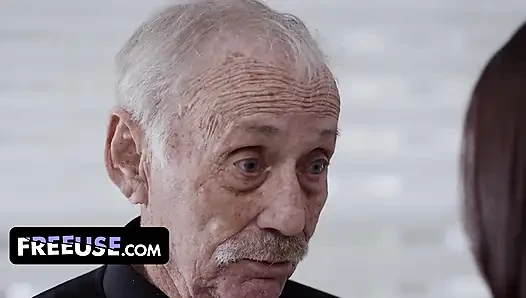Büyük memeli Victoria June, Danny Steele ve Nicky Asi vahşi grup sikişinde