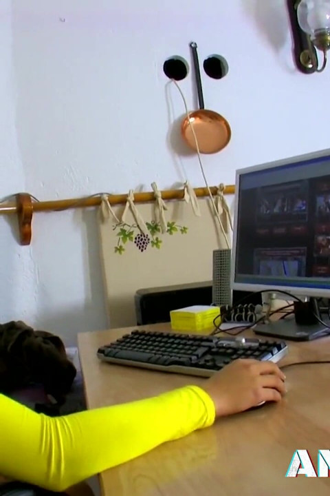 Cassandra Delamour'un küçük göğüsleri anal deliği kapanırken zıplıyor
