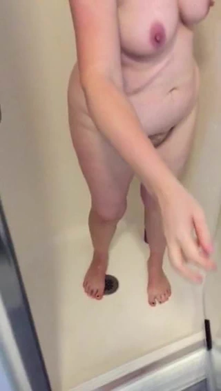 Seksi mormon karısı duştan çıkıyor