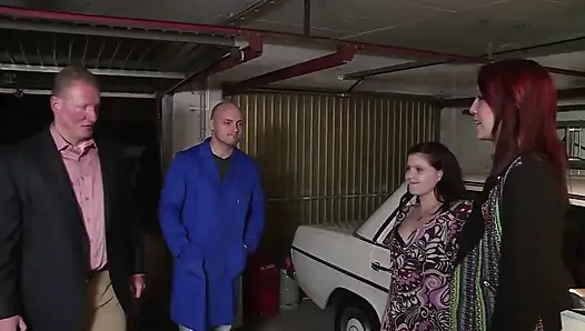 İki büyük götlü piliç için grup seks