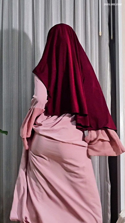 Yeni tesettürlü ve abaya'mda dans ediyor! 🧕🏻
