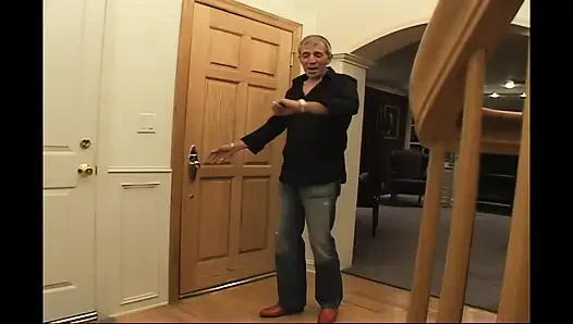 Lana Croft evin merdivenlerinde sert sikişti