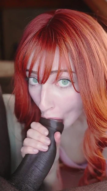 Riri обожает оскорблять твой маленький хуй, когда она подрачивает мой большой задница член!!