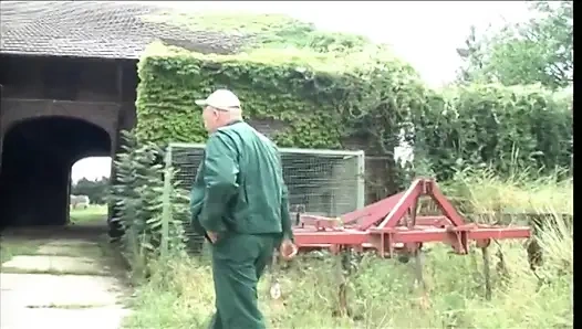 Şehrin seksi sürtüğü edepsiz bir çiftçi tarafından sikiliyor