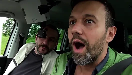 Büyük götlü dövmeli piliç arabada sikiliyor