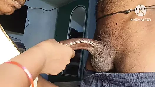 Hintli telugu teyze romantik bir şekilde kocasının yarağını emiyor