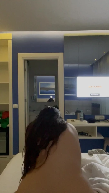 Пухлая девушка скачет