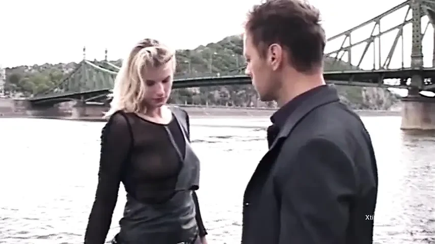 Blondă sexy în strânsoarea a două pule mari și dure