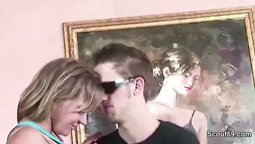 Ebeveynler evde değilken genç gençler ilk sikme olsun