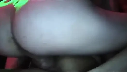 Sıska esmer yoğun anal eylemde geniş damlıyor
