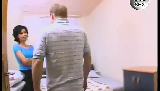 Asyalı piliç ıslak amını yalatıyor ve deliniyor