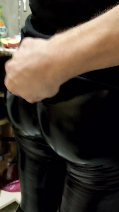 Задница в блестящих виниловых леггинсах