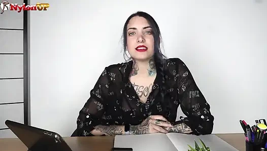 Azgın kadın patron çalışanına nefis ayaklarına tapmasına izin verecek bir anlaşma sunuyor