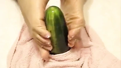 Bir salatalık okşayarak yağlı tabanlar