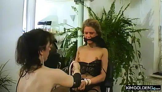 Gefesselte Lust Dominante Herrin peitscht Sub