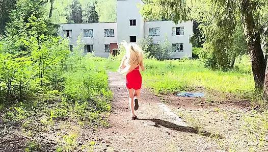 Sapık manyak ormanda büyük memeli bir sarışını sikiyor