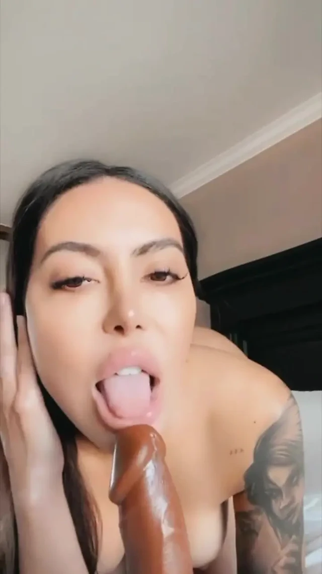 Lela Star ters kovboy kız pozisyonunda büyük zenci yarağına biniyor