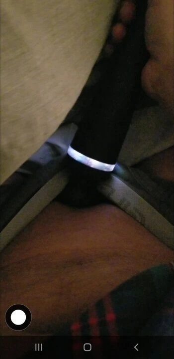 Sabah erken saatlerde vibratörle mastürbasyon yapıyor.