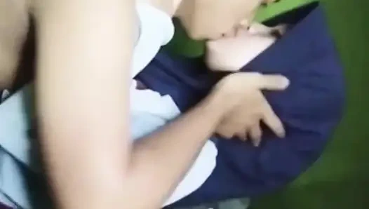 Başörtülü güzel kadın bunun yerine yeni bir duvak yerine yengesinin penisini deniyor.