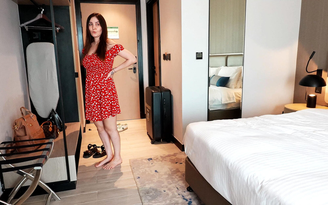Üvey anne tatilden sonra 4 saat otel odası kitap okuyor - kırık ac onları çıplak zorluyor