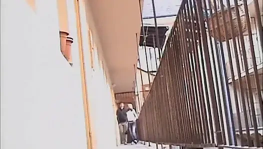 Пара трахается в киску в публичный секс в настоящем любительском видео