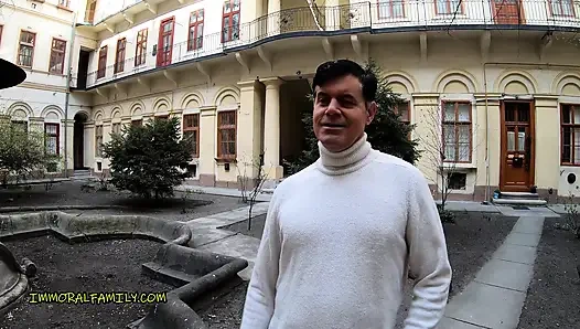 Pettie Rus turist Kate Quinn fışkırtıyor ve babasından dölleniyor